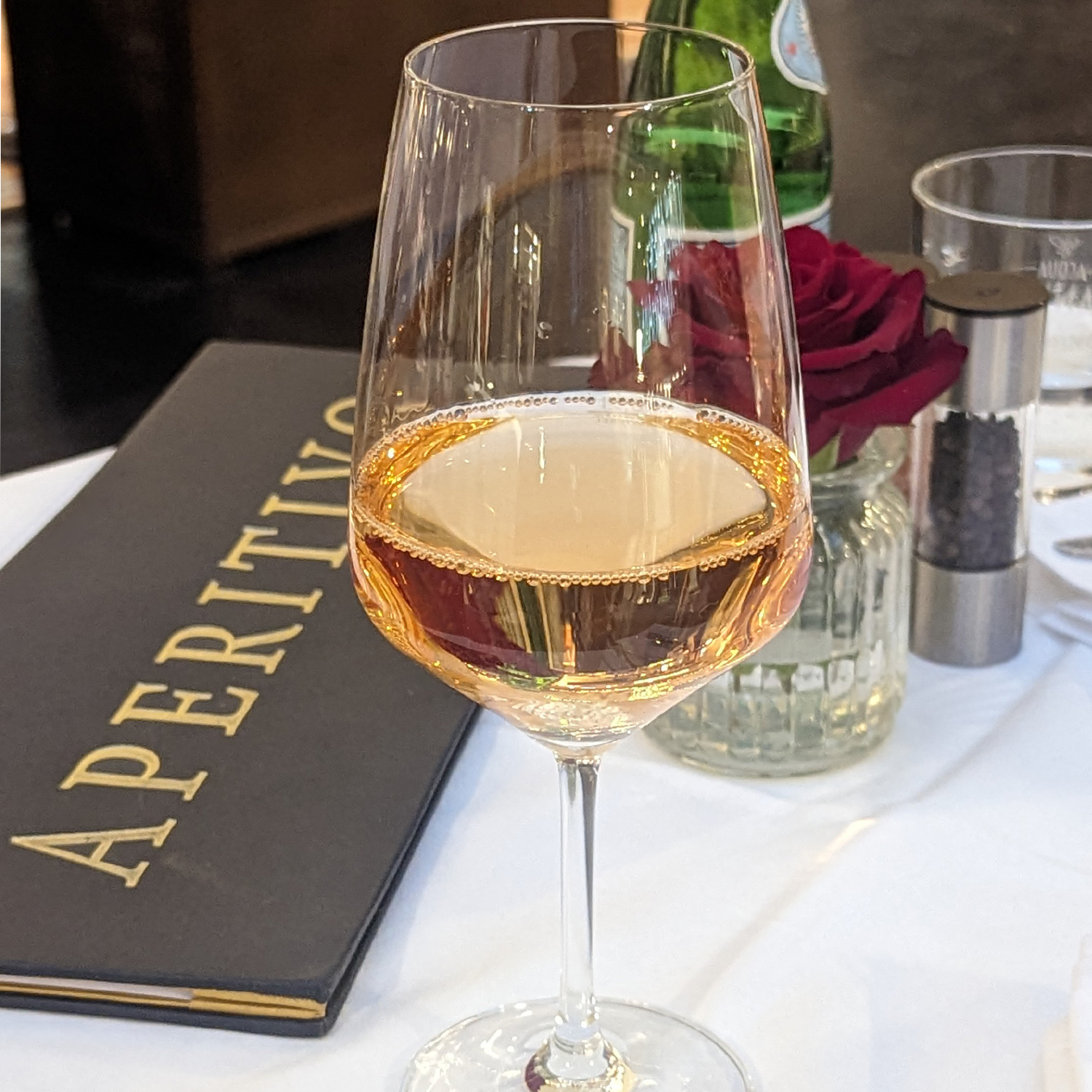 Genießen Sie diesen erfrischenden Roséwein Genießen Sie diesen erfrischenden Roséwein