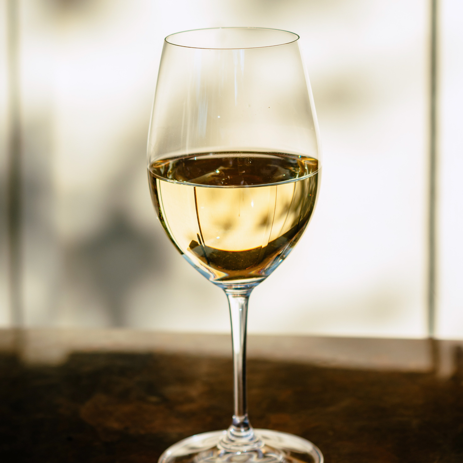 Genießen Sie diesen schmackhaften Weißwein Genießen Sie diesen schmackhaften Weißwein