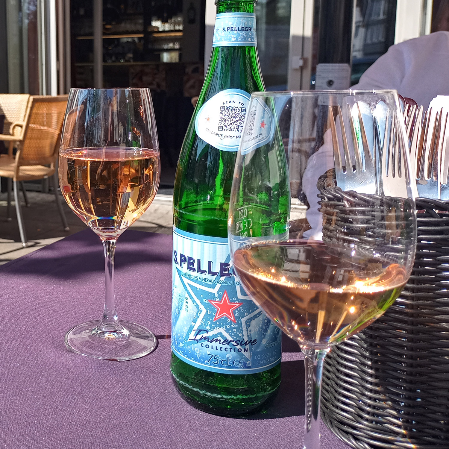 Genießen Sie diesen erfrischenden Roséwein Genießen Sie diesen erfrischenden Roséwein