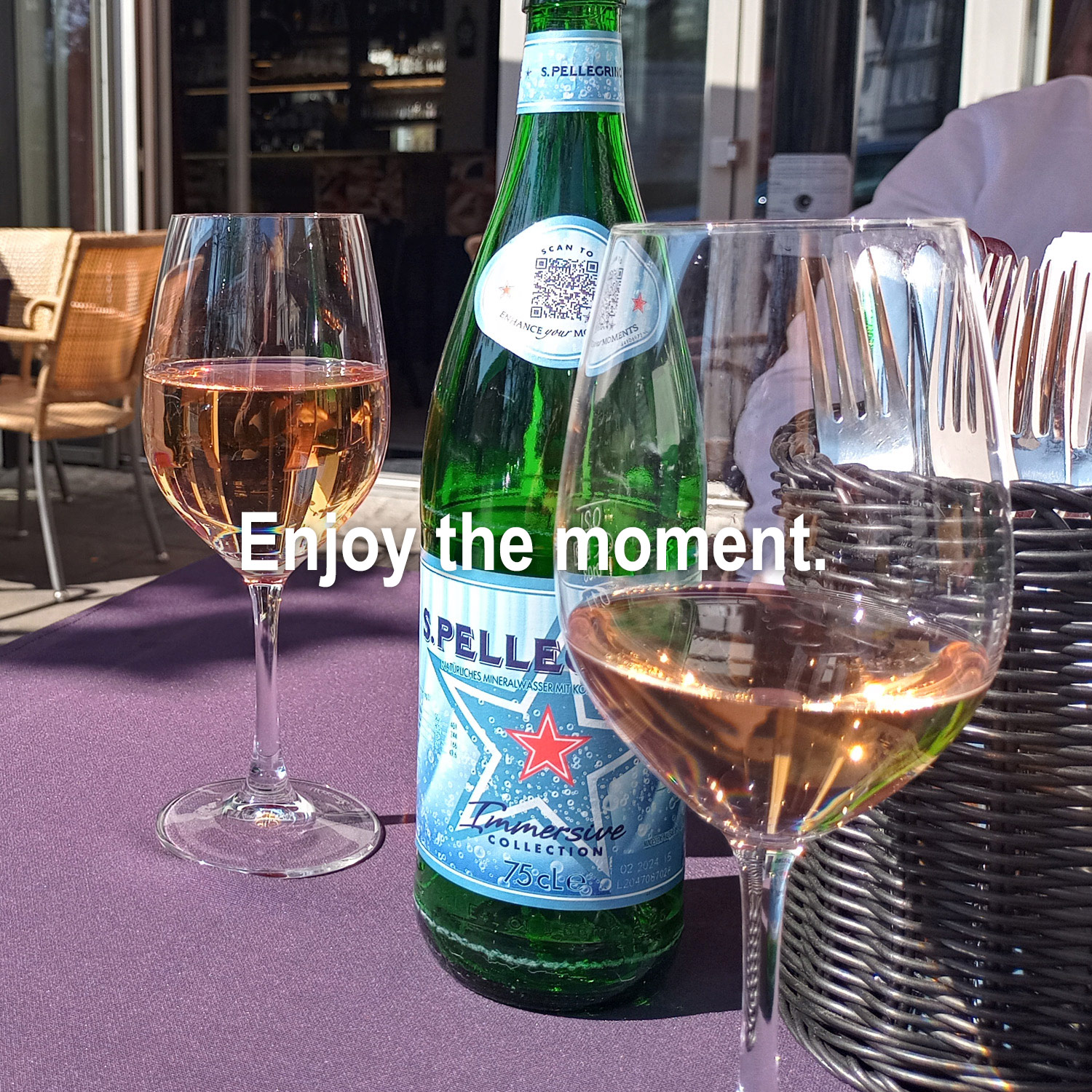 Genießen Sie diesen erfrischenden Roséwein Genießen Sie diesen erfrischenden Roséwein