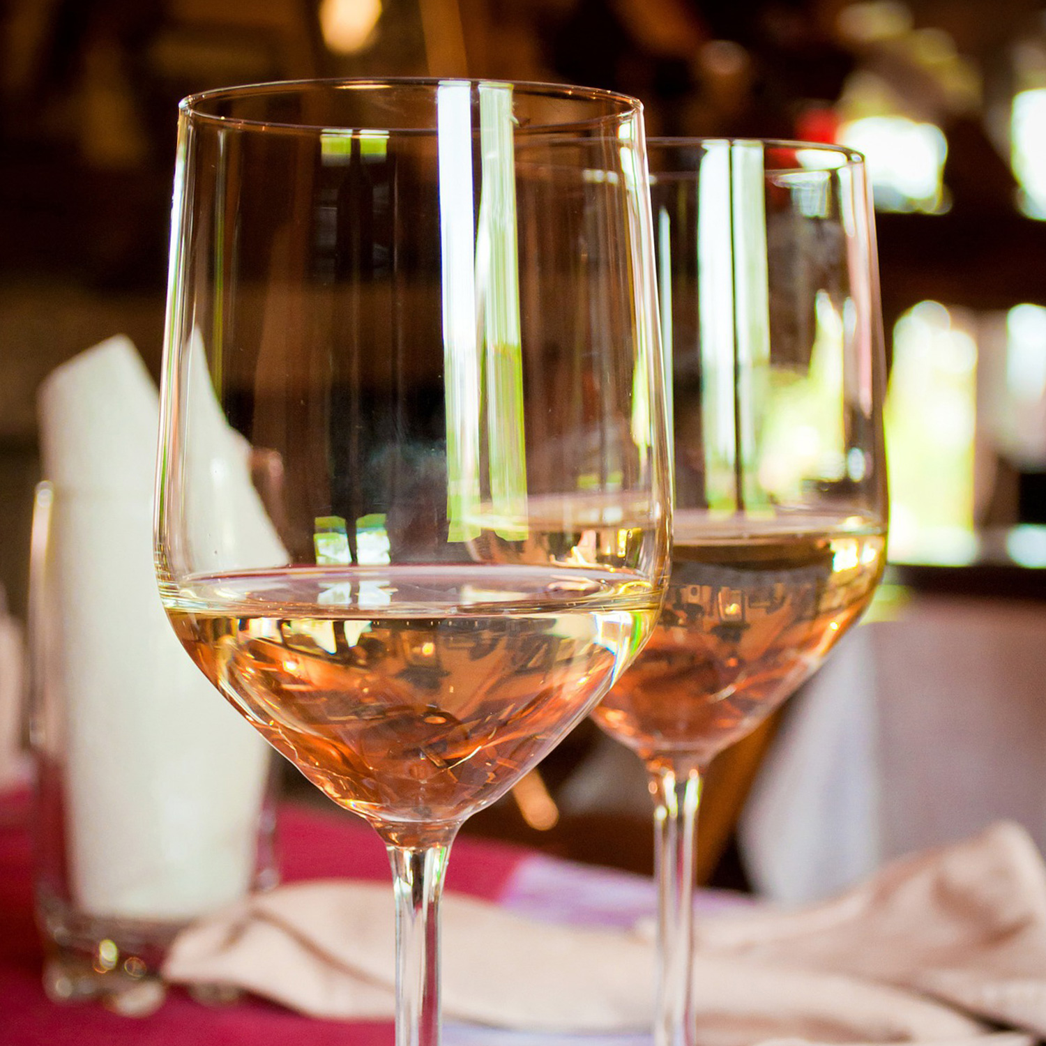 Genießen Sie diesen erfrischenden Roséwein Genießen Sie diesen erfrischenden Roséwein