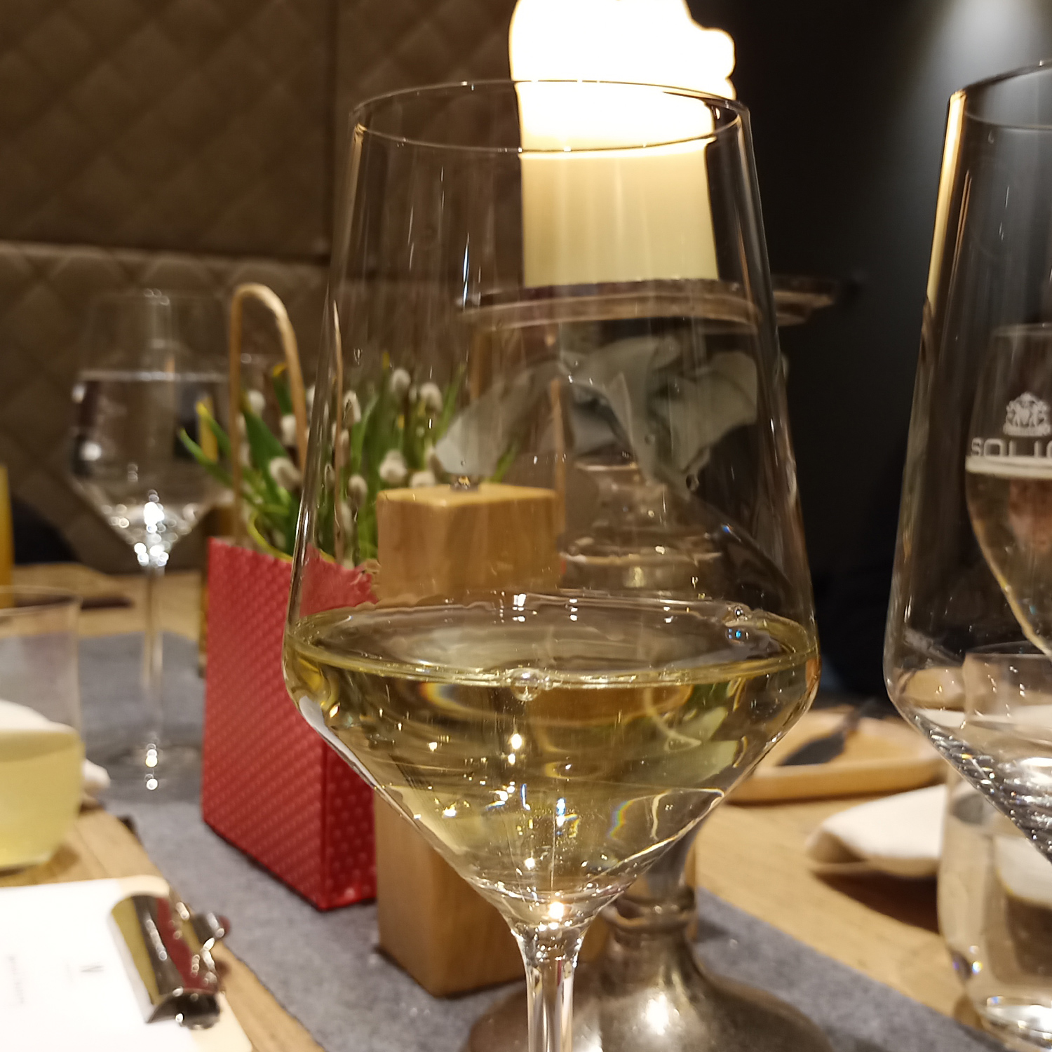 Genießen Sie diesen schmackhaften Weißwein Genießen Sie diesen schmackhaften Weißwein
