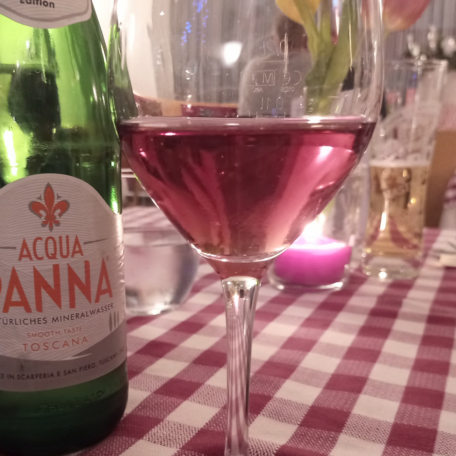 Genießen Sie diesen erfrischenden Roséwein