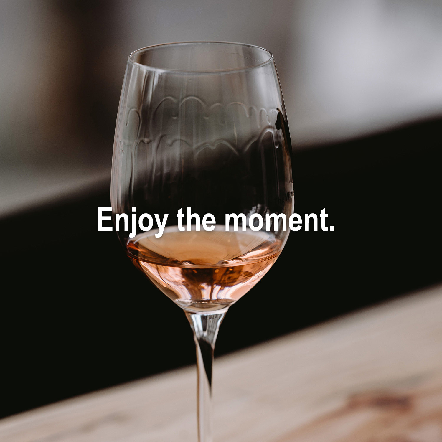 Genießen Sie diesen erfrischenden Roséwein Genießen Sie diesen erfrischenden Roséwein