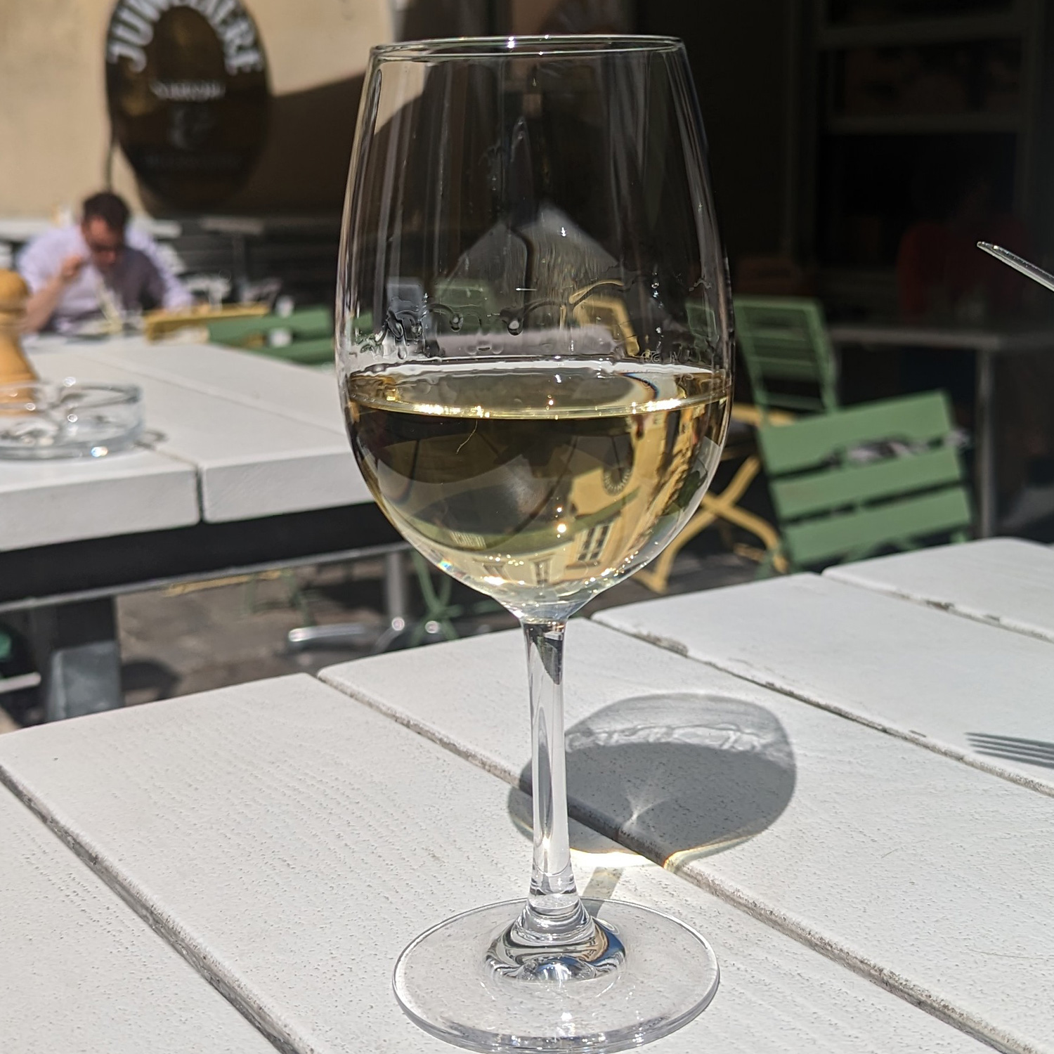 Genießen Sie diesen schmackhaften Weißwein Genießen Sie diesen schmackhaften Weißwein