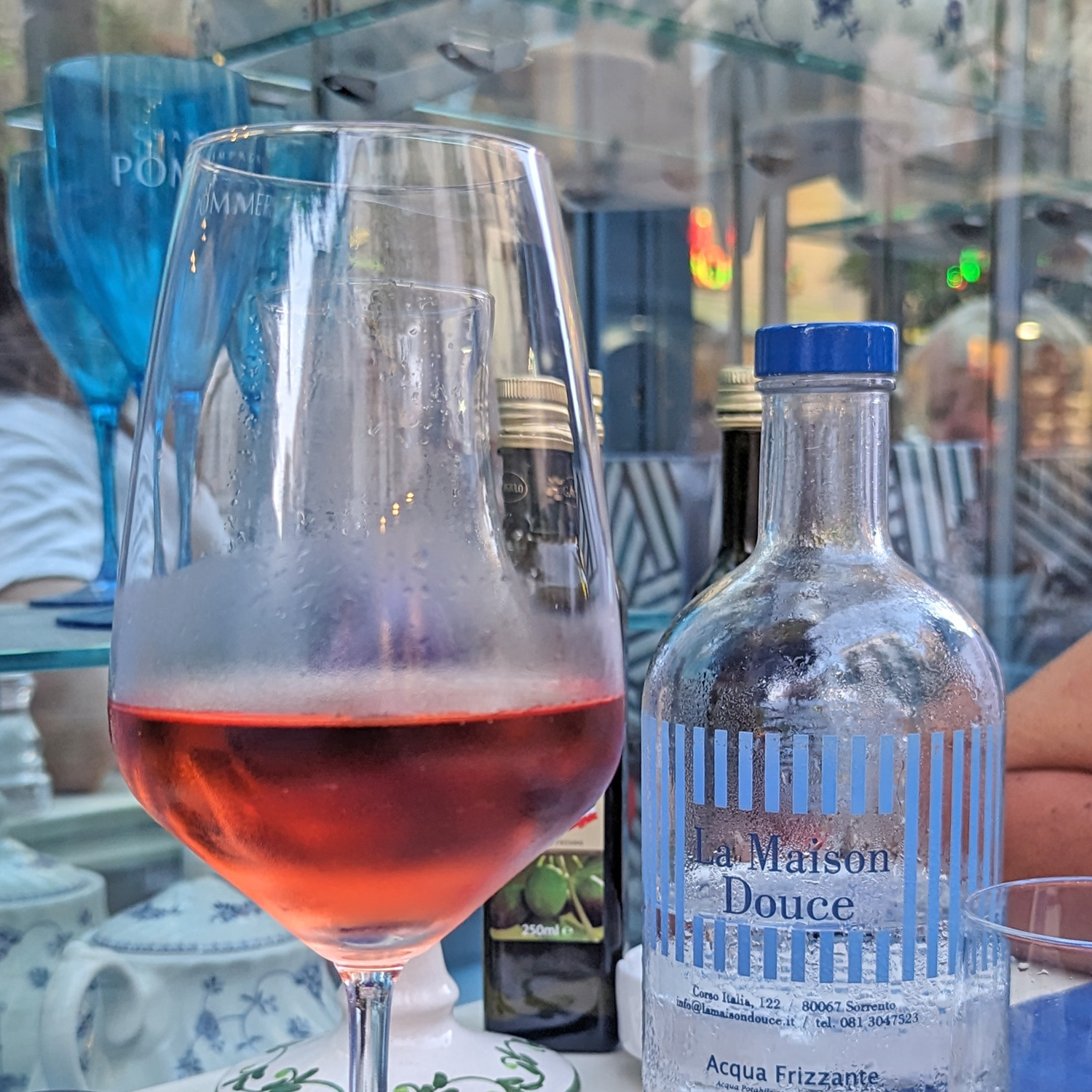 Genießen Sie diesen erfrischenden Roséwein Genießen Sie diesen erfrischenden Roséwein