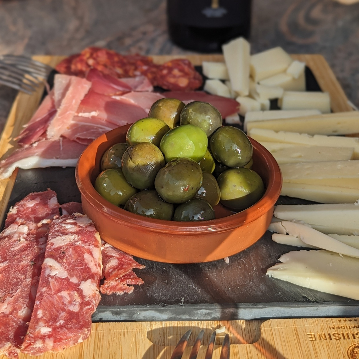 Passender Käse zum köstlichen Wein Passende Vorspeise zum köstlichen Wein