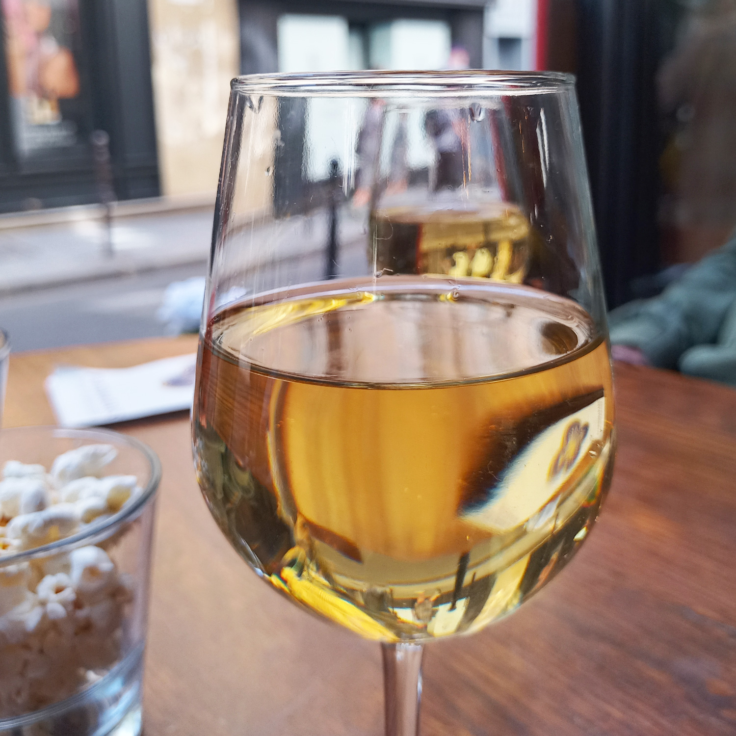 Genießen Sie diesen schmackhaften Weißwein Genießen Sie diesen schmackhaften Weißwein