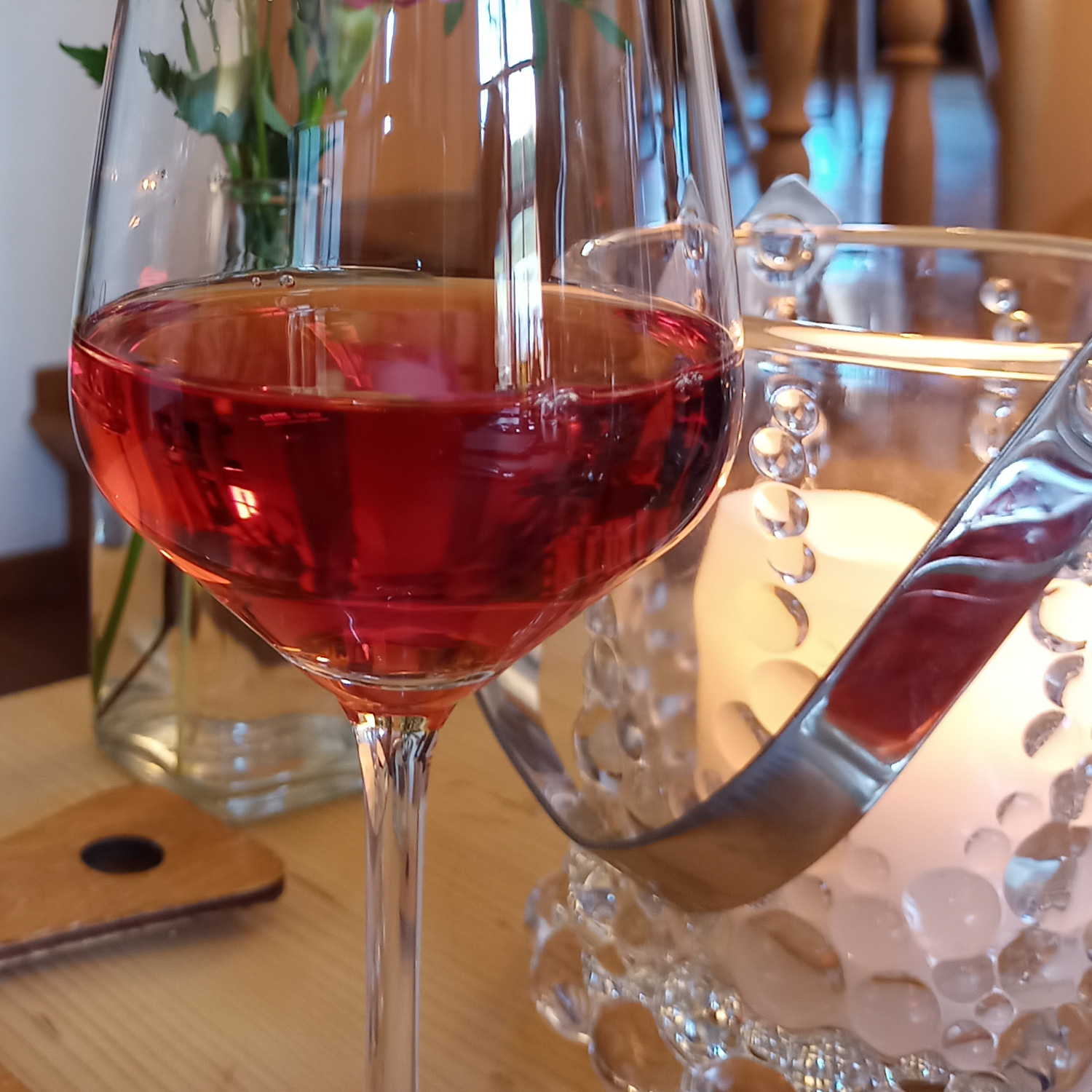 Genießen Sie diesen erfrischenden Roséwein Genießen Sie diesen erfrischenden Roséwein