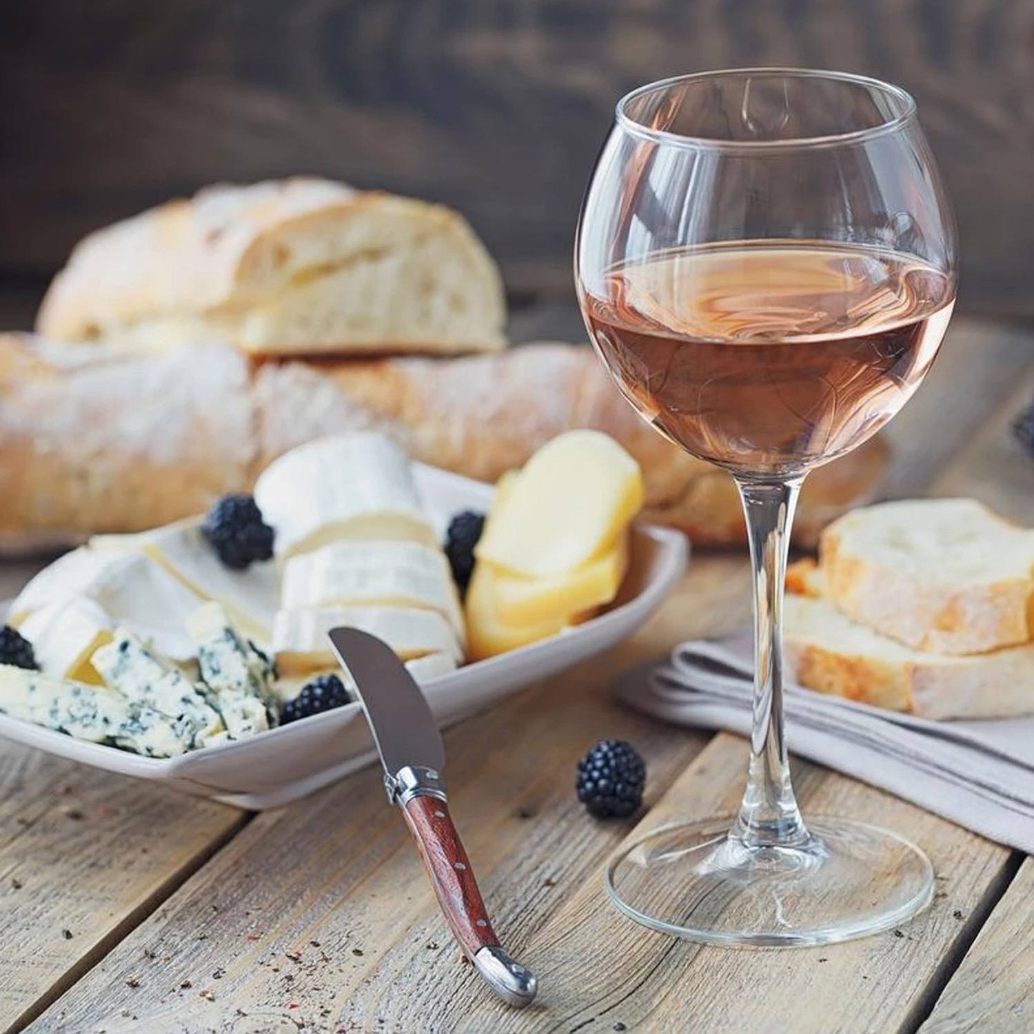 Genießen Sie diesen erfrischenden Roséwein Genießen Sie diesen erfrischenden Roséwein