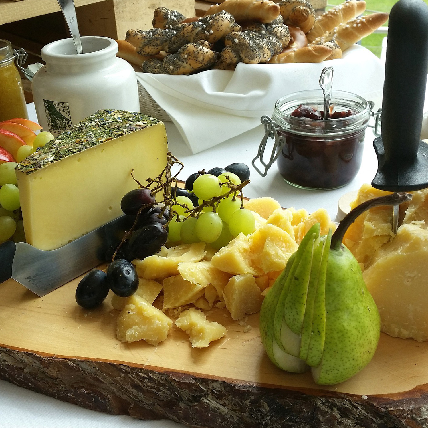 Käseteller mit Parmesan zum Wein Käseteller mit Parmesan zum Wein