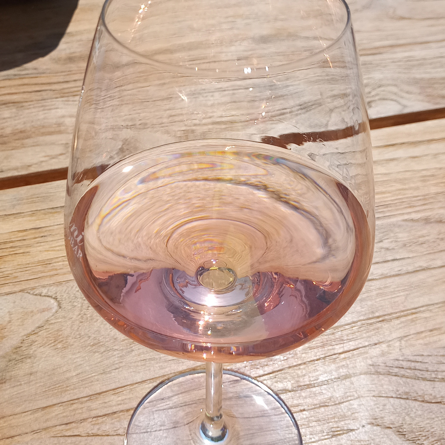 Genießen Sie diesen erfrischenden Roséwein Genießen Sie diesen erfrischenden Roséwein
