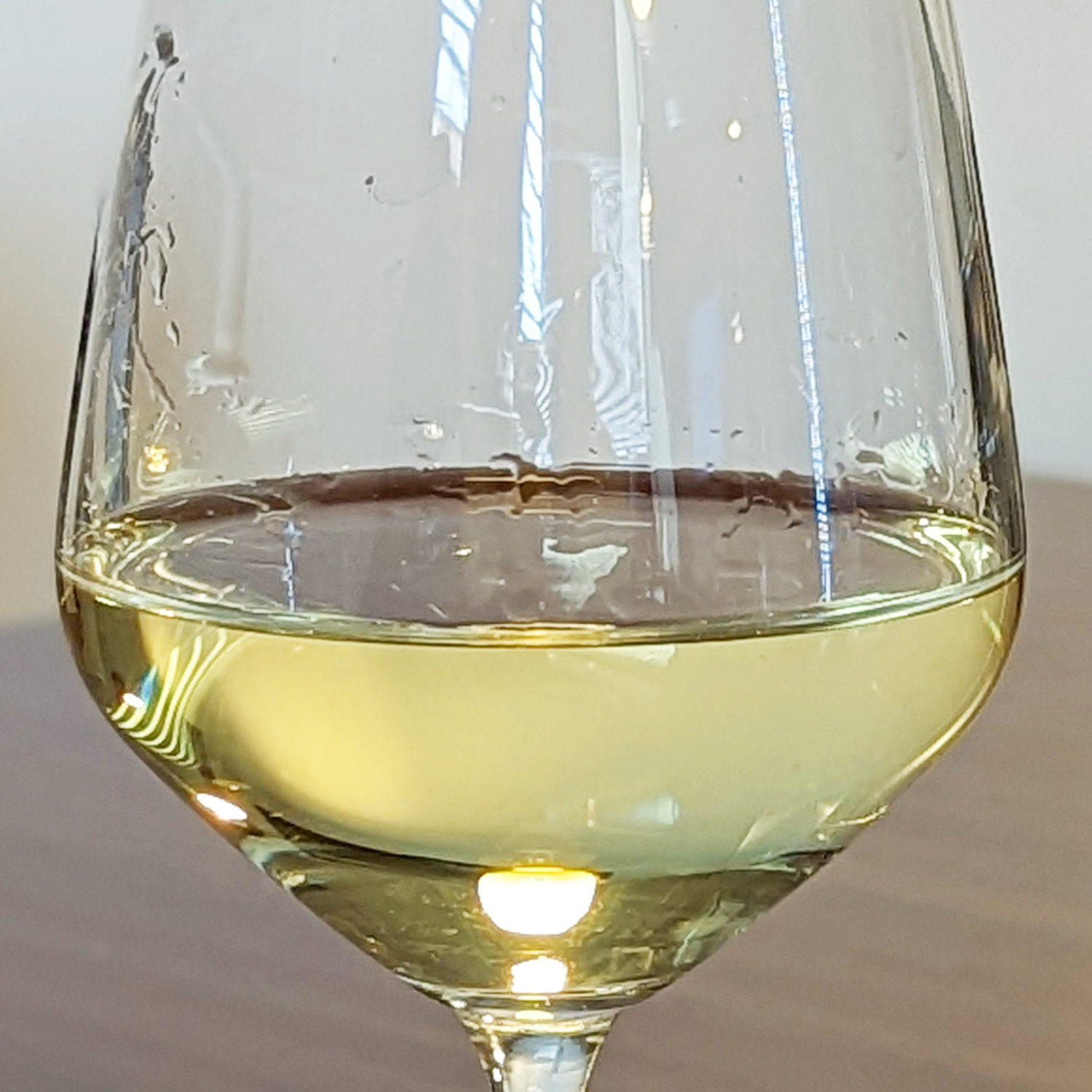 Genießen Sie diesen schmackhaften Weißwein Genießen Sie diesen schmackhaften Weißwein