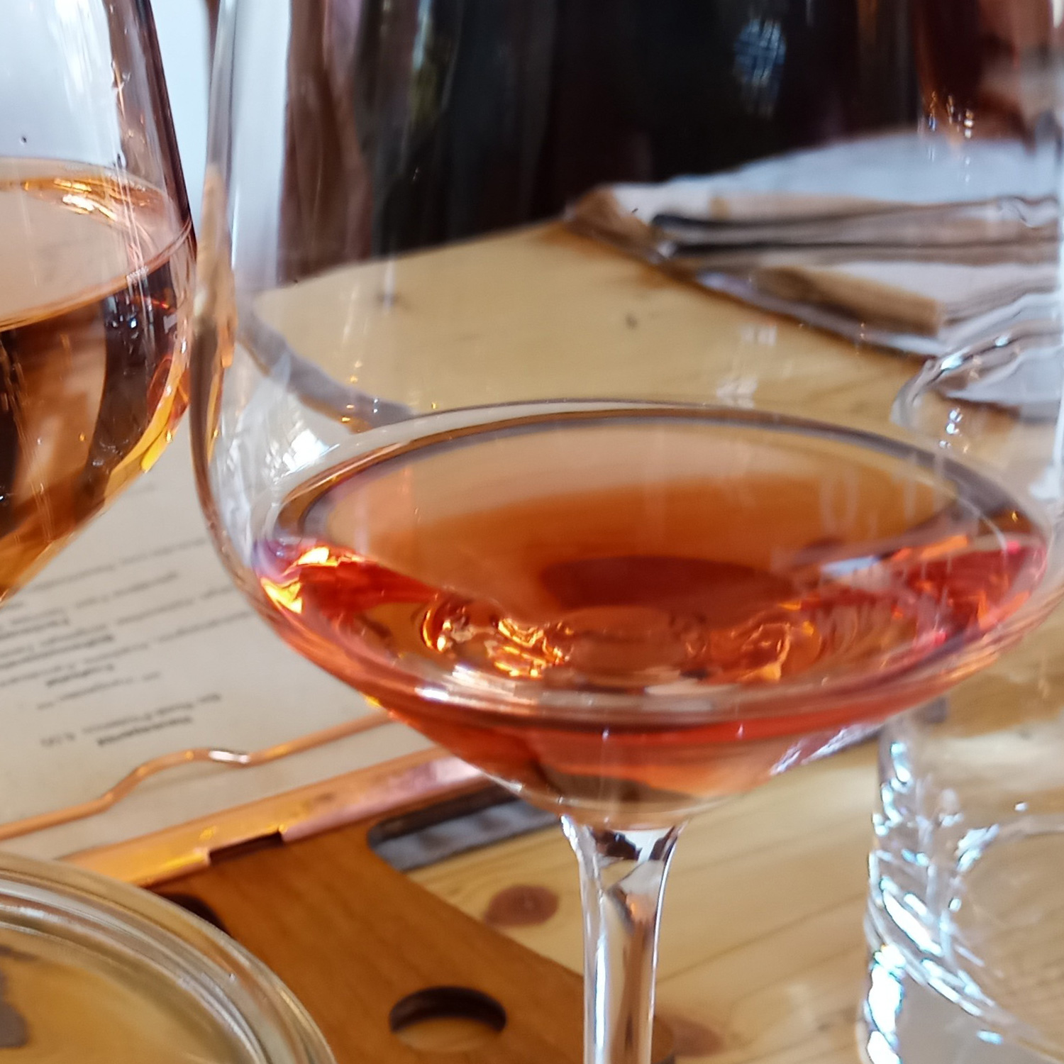 Genießen Sie diesen erfrischenden Roséwein Genießen Sie diesen erfrischenden Roséwein