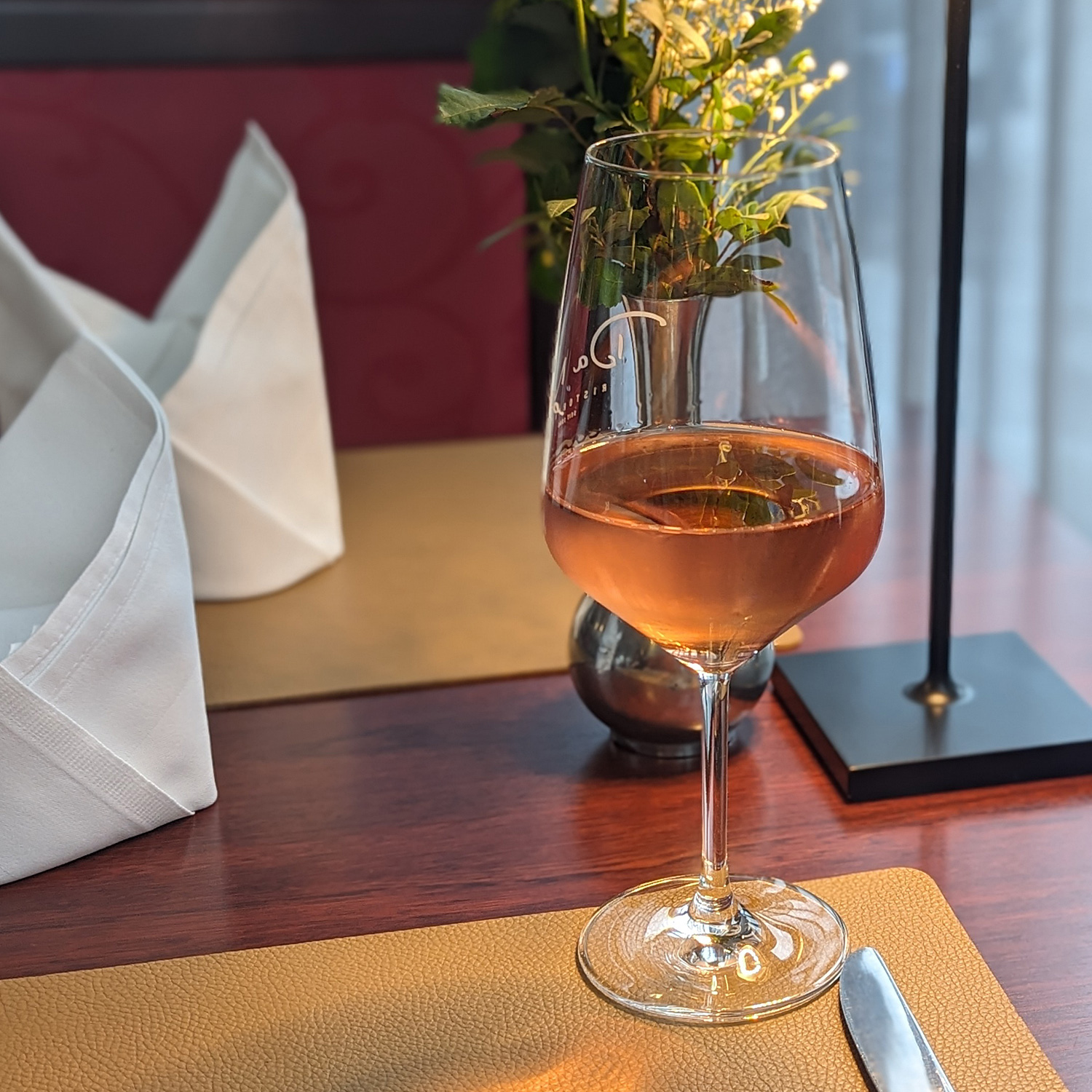 Genießen Sie diesen erfrischenden Roséwein Genießen Sie diesen erfrischenden Roséwein