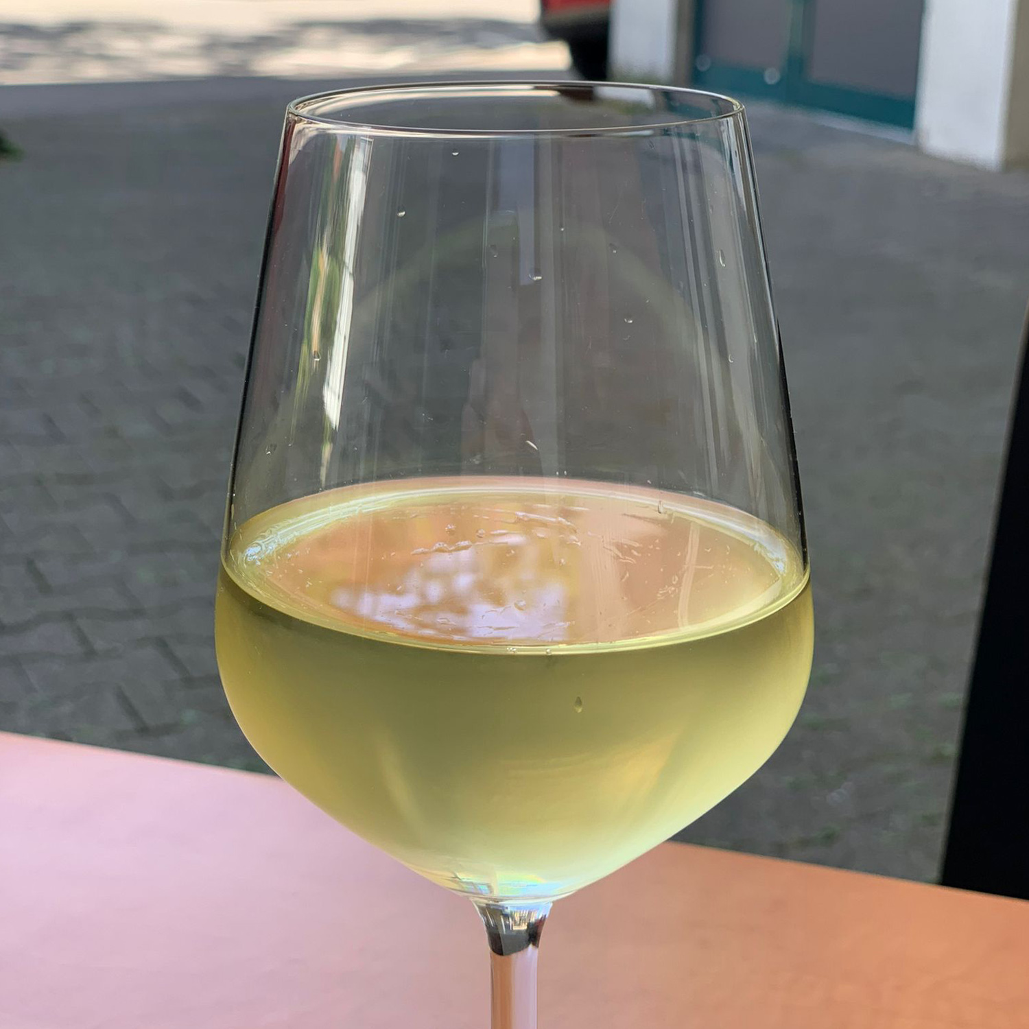 Genießen Sie diesen schmackhaften Weißwein Genießen Sie diesen schmackhaften Weißwein