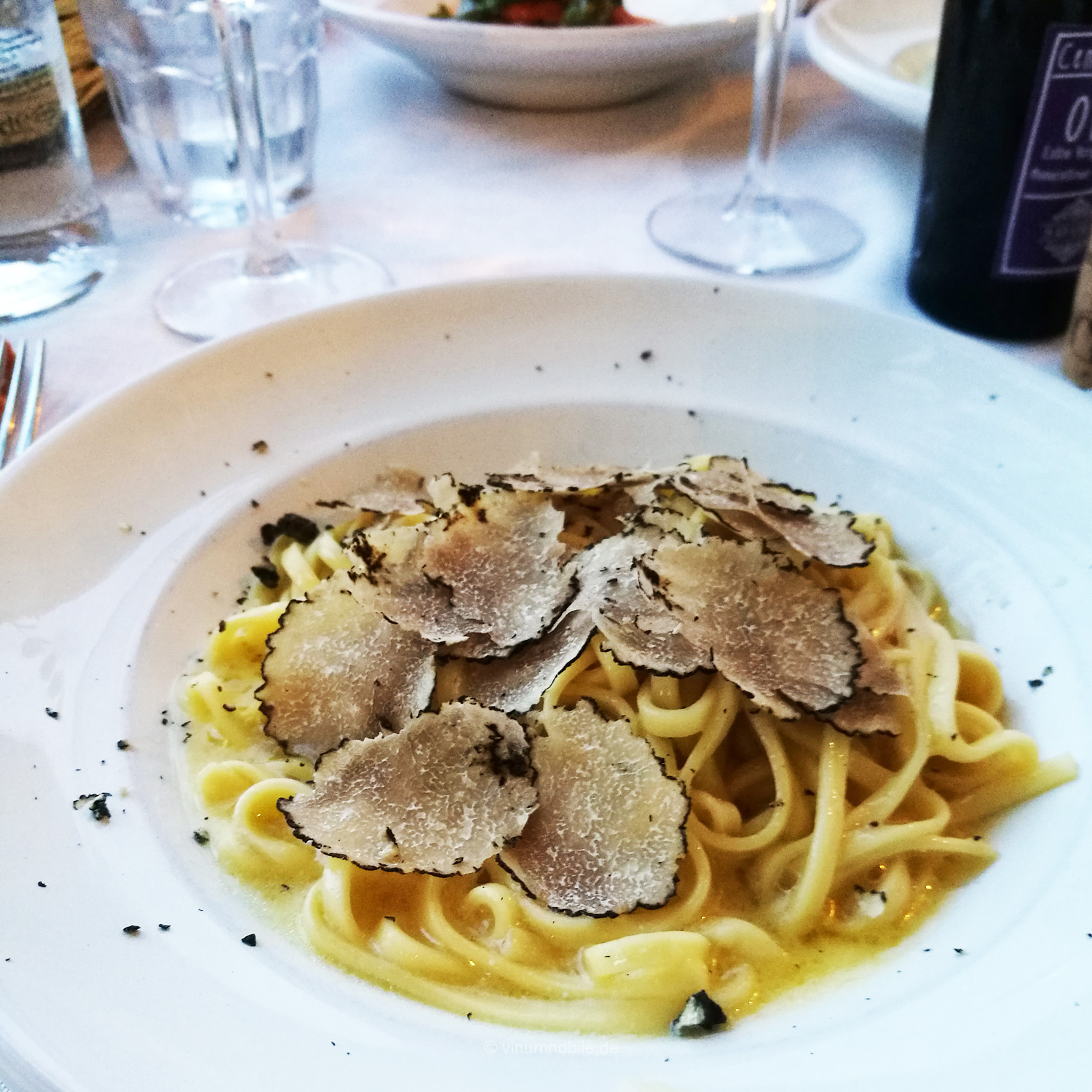 Ein perfekter Wein zum wunderbaren Essen Ein perfekter Wein zum wunderbaren Essen